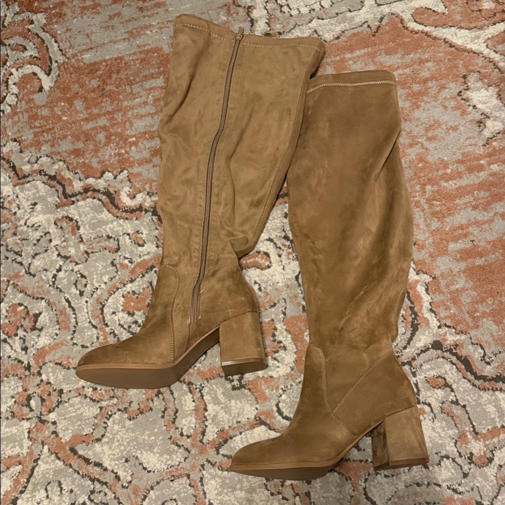 Women's Knee-High Block Heel Boots in Brown